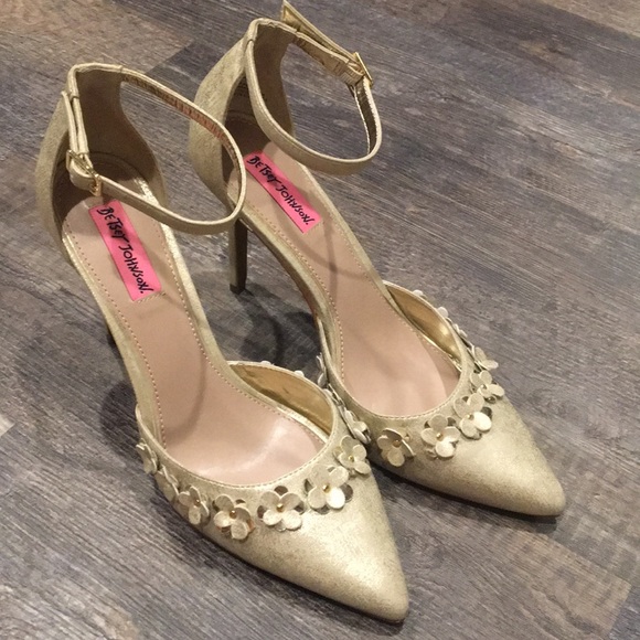 Betsey Johnson Shoes - 🌸 NWOT- Betsey Johnson Gold Floral Heels🌸